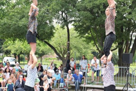 En fin d'après-midi, les six acrobates de la compagnie Puéril Péril ont fait le bonheur des nombreux spectateurs et spectatrices, petit-es et grand-es, avec leur bonne humeur, leur poésie, leur sensibilité, et surtout, leurs acrobaties de haute volée !!! 