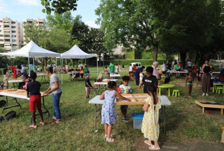 Jeux d'écriture et mail art, peinture à la bombe et au pochoir, cabane à histoires, jeux en bois et atelier de confections de fusées... A l'ombre des arbres, enfants et parents avaient de quoi passer un bon après-midi et bien s'amuser...