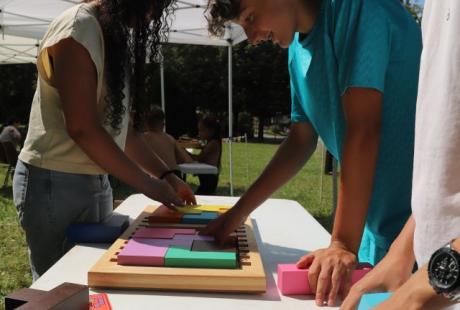 Jeux d'écriture et mail art, peinture à la bombe et au pochoir, cabane à histoires, jeux en bois et atelier de confections de fusées... A l'ombre des arbres, enfants et parents avaient de quoi passer un bon après-midi et bien s'amuser...