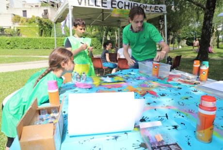 Jeux d'écriture et mail art, peinture à la bombe et au pochoir, cabane à histoires, jeux en bois et atelier de confections de fusées... A l'ombre des arbres, enfants et parents avaient de quoi passer un bon après-midi et bien s'amuser...