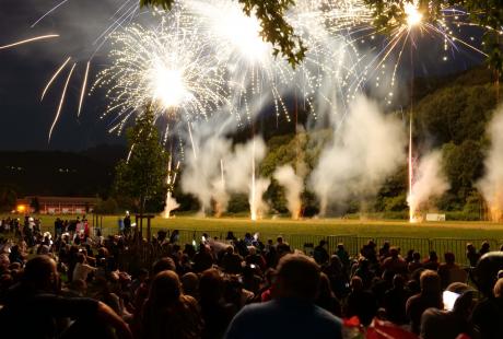Le feu d'artifice a réuni des milliers de spectateurs.