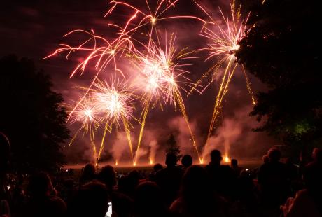 Le feu d'artifice a réuni des milliers de spectateurs.