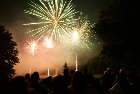 Le feu d'artifice a réuni des milliers de spectateurs.