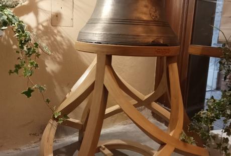 Un promontoire en chêne met désormais en valeur l'ancienne cloche de l'église fondue en 1762...