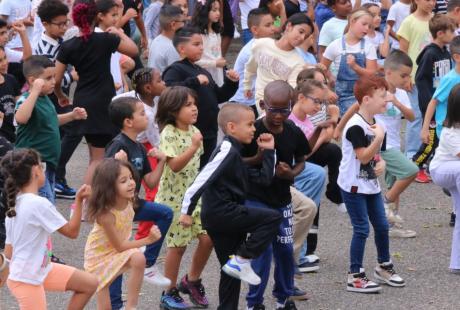 Rentrée en musique à l'élémentaire Cachin, avec une grande flash mob dans la cour de récrée !