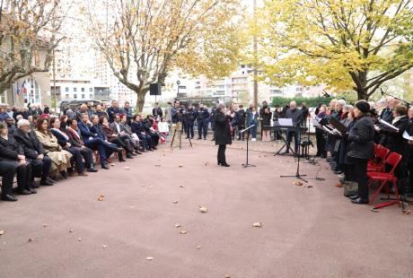 La chorale de l’amitié du Sim Jean-Wiéner, dirigée par Charlotte Rulh, a joliment interprété la chanson Quand un soldat s’en va en guerre…, écrite en 1952 par le parolier, poète et intellectuel Francis Lemarque sur son histoire autour de la guerre, de faits d’armes et d’engagements.