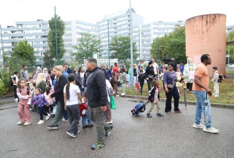 8h30, les familles commencent à arriver devant l'entrée de élémentaire Cachin. Et oui, ici, la rentrée est à 8h45...