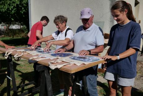 Les participants à l'atelier customisation de tote bag se sont essayés à l'art du cyanotype.