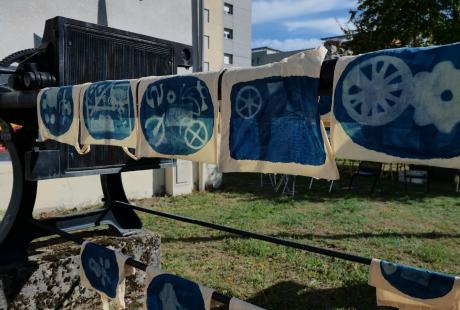 Les participants à l'atelier customisation de tote bag se sont essayés à l'art du cyanotype.