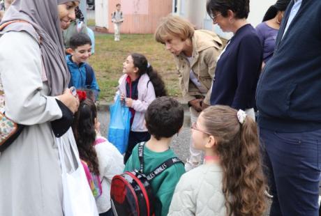 L'adjointe à l'éducation Jacqueline Madrennes, la maire Amandine Demore et l'adjoint aux finances Aurélie Farge sont venus rencontrer enfants et parents à l'occasion de cette rentrée.