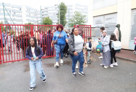 Ça y est, le portail est – enfin – ouvert. Direction les listes affichées sur les murs de l'école pour connaître le "sort” réservé aux enfants... 