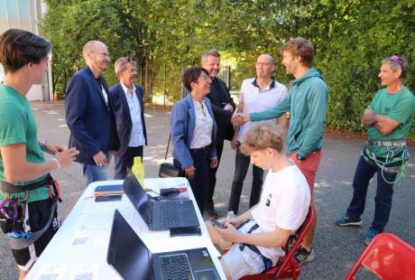 Comme chaque année, les élu-es – la maire Amandine Demore, le premier adjoint aux sport Pierre Labriet et l'adjoint à la vie associative Zaïm Bouhafs notamment –, ont fait le tour des stands pour saluer les bénévoles.