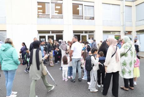 Ça y est, le portail est – enfin – ouvert. Direction les listes affichées sur les murs de l'école pour connaître le "sort” réservé aux enfants...
