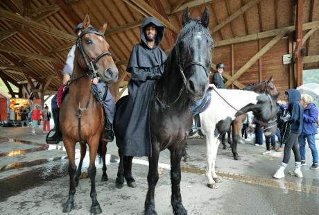Les cavaliers de l'Étrier du Dauphiné ont défilé en costume sous la halle Giroud, dans le cadre de l'exposition sur Charles Renauldon proposée par le Graphe.