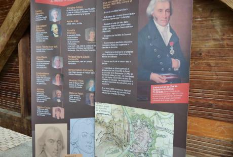 Les cavaliers de l'Étrier du Dauphiné ont défilé en costume sous la halle Giroud, dans le cadre de l'exposition sur Charles Renauldon proposée par le Graphe.