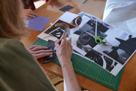 Les participants à l'atelier customisation de tote bag se sont essayés à l'art du cyanotype.