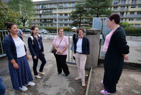 La nouvelle inspectrice de l'éducation nationale du secteur d'Échirolles a fait le déplacement pour passer le déjeuner en compagnie des équipes pédagogiques (2ème en partant de la g.).