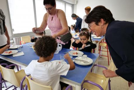 Un premier repas pris entre copains dans le calme et la bonne humeur, avec la visite de Mme la maire.