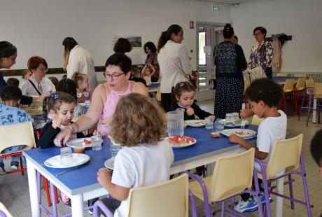 Un premier repas pris entre copains dans le calme et la bonne humeur.