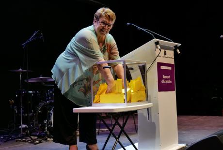 Une tombola permet à quelques chanceux de repartir avec des bons d'achat ou des bouteille de vin.