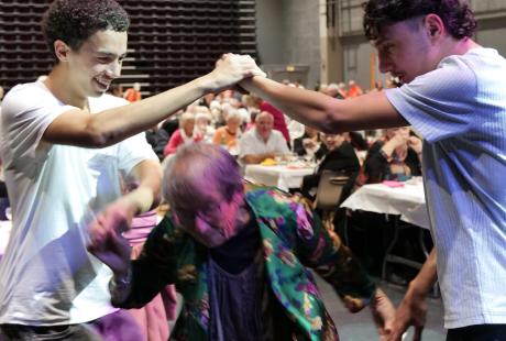 Les jeunes embauchés ont pris part à la fête en accordant des pas de danse aux danseurs.