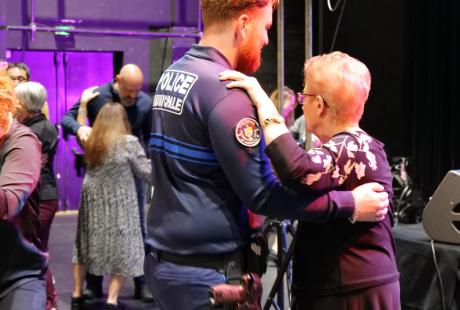 Les policiers municipaux ont aussi pris part à la fête en accordant des pas de danse aux danseurs.