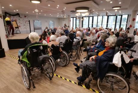 Les résidents de la maison des anciens ont assisté à un spectacle de magie.
