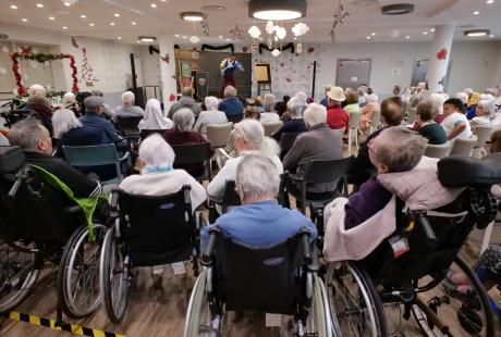 Les résidents de la maison des anciens ont assisté à un spectacle de magie.