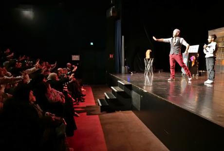 Un spectacle de magie était proposé aux habitants.