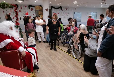 Les résidents de la maison des anciens ont assisté à un spectacle de magie.