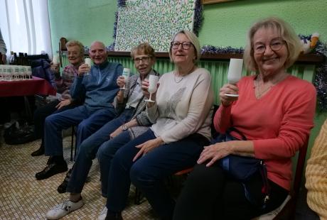 On trinque à la nouvelle année qui arrive à Curie.