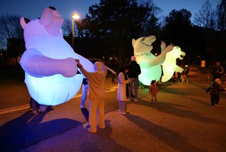 Les mascottes lumineuses étaient animées par des jeunes de la MJC.