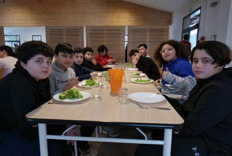 Les temps des repas permettent aux jeunes de développer le savoir vivre en communauté.