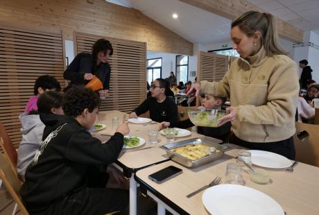 Les temps des repas permettent aux jeunes de développer le savoir vivre en communauté.