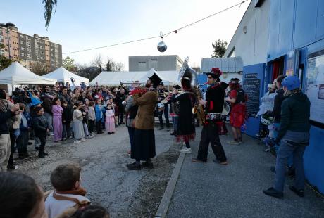 Le carnaval'anche a réuni des centaines de personnes pour une après-midi placée sous le signe de l'hiver et de la bonne humeur.