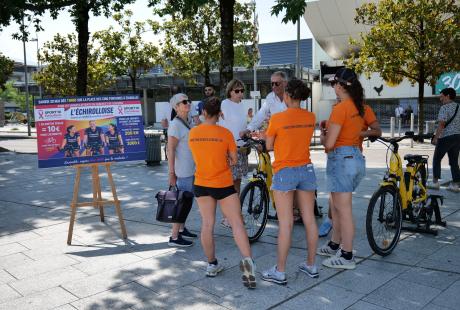 Les lycéennes de la section sport du lycée Marie-Curie animaient le défi vélo et l'escalade.