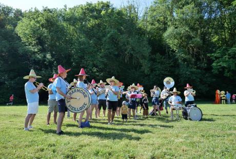 La banda de l'harmonie de Vizille animait les départs.