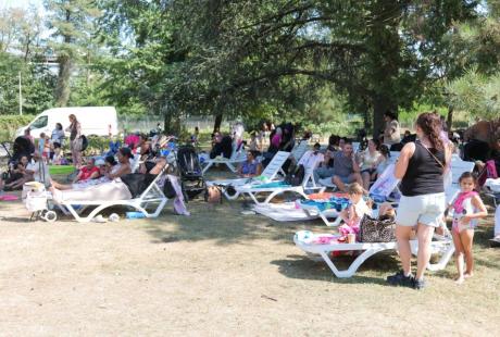 A Cap sur les parcs, il y a deux écoles : ceux qui se prélassent sur un transat, bien à l’ombre des grands arbres, et ceux qui profitent des jeux d’eau pour se rafraîchir...
