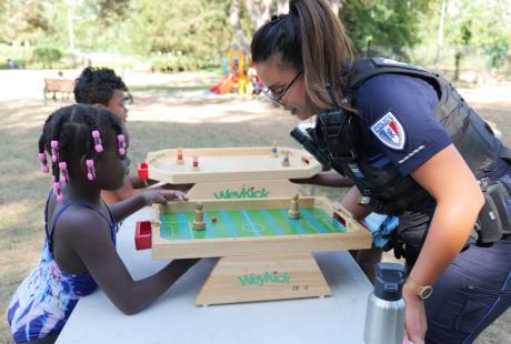 Et on a même vu des policiers municipaux s’essayer aux jeux en bois des ludothèques, des ados combats avec des frites en plastique et des sumos s’affronter sur un tatami… Sacrée journée !