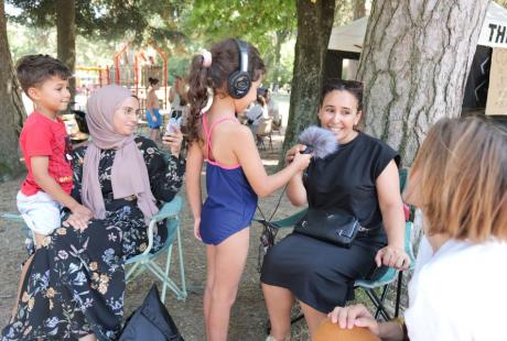 Entre temps, les jeunes reporters de la Fabrique Média ont collecté les témoignages de parents sur leurs souvenirs de vacances, et les invités se sont succédé sur le plateau de la radio News’FM pour parler de leurs projets et de leur actualité.