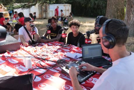 Entre temps, les jeunes reporters de la Fabrique Média ont collecté les témoignages de parents sur leurs souvenirs de vacances, et les invités se sont succédé sur le plateau de la radio News’FM pour parler de leurs projets et de leur actualité.