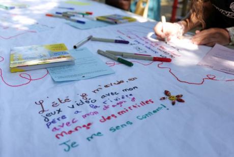 De jolis souvenirs d’été, il en était aussi largement question autour du poétique stand de broderie de mots partagés proposés par le Pôle de la lecture et de l’écrit. L’été, je m’évade…