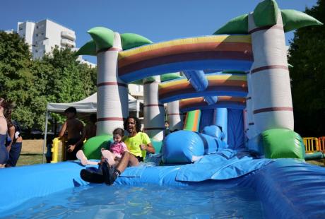 Premier objectif de la semaine, se rafraichir !!! Les plus jeunes n'ont pas hésiter à se jeter à l'eau dans les structures gonflables ou à s'asperger lors de batailles de pistolets pour échapper à la canicule.