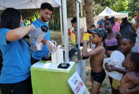 Après l'effort, le réconfort ! Alors que certains pédalent, d'autres dégustent de rafraichissants smoothies dans le bar à smoothies... C'est pô juste !