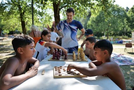 Et quoi de mieux qu'un petit jeu, à la fraîche, à l'ombre des grands arbres du parc, avec les ludothécaires des Maisons des habitant-es, pour reprendre son souffle et partager un moment en famille ou entre ami-es ?