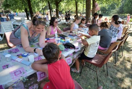 Les Maisons des habitant-es proposaient aussi de déployer ses talents manuels pour confectionner de jolies figurines à base d'objets recyclés. Pensez à conserver vos bâtonnés d'esquimau ! 