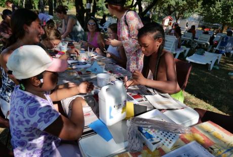 Les Maisons des habitant-es proposaient aussi de déployer ses talents manuels pour confectionner de jolies figurines à base d'objets recyclés. Pensez à conserver vos bâtonnés d'esquimau ! 
