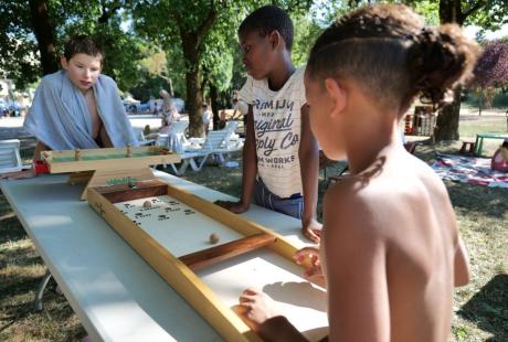 Et quoi de mieux qu'un petit jeu, à la fraîche, à l'ombre des grands arbres du parc, avec les ludothécaires des Maisons des habitant-es, pour reprendre son souffle et partager un moment en famille ou entre ami-es ?