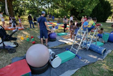 Les familles avec de jeunes enfants ont plébiscité les ateliers cirque proposé par les Agrès du vent, à l'ombre des arbres. Un bon moyen de se ressourcer et de passer un moment complice – et acrobatique –, entre parents et enfants.