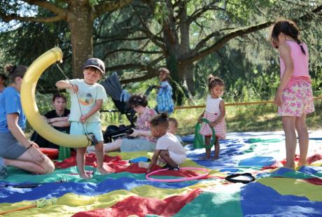 Les familles avec de jeunes enfants ont plébiscité les ateliers cirque proposé par les Agrès du vent, à l'ombre des arbres. Un bon moyen de se ressourcer et de passer un moment complice – et acrobatique –, entre parents et enfants.
